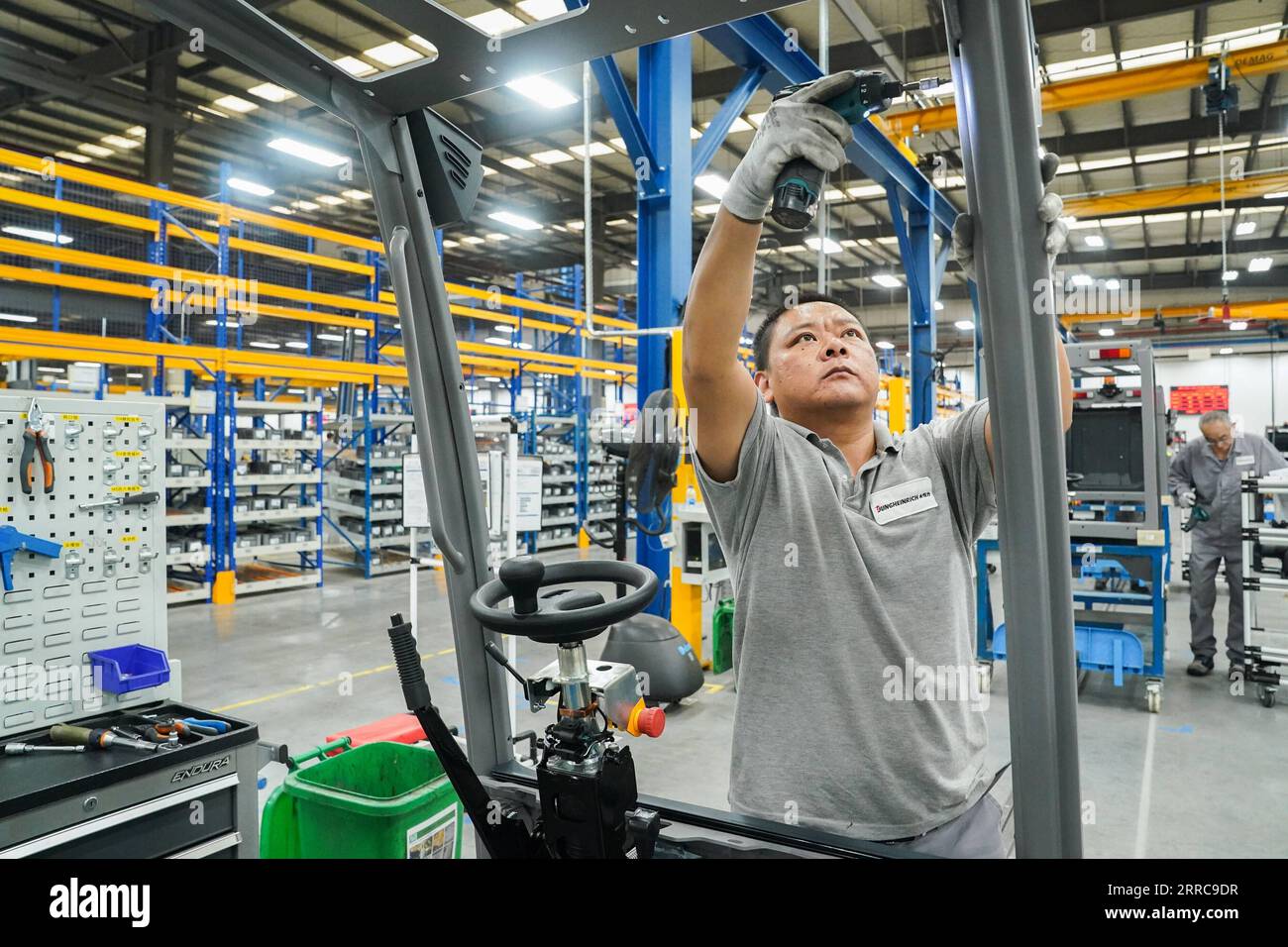 211027 -- SHANGHAI, 27. Oktober 2021 -- Ein Arbeiter arbeitet an einer Produktionslinie der Jungheinrich AG im Bezirk Qingpu im ostchinesischen Shanghai, 20. Oktober 2021. Die Jungheinrich AG, ein führender Anbieter von Intralogistik-Lösungen mit Sitz in Deutschland, nimmt in diesem Jahr zum vierten Mal an der China International Import Expo CIIE Teil. CHINA-SHANGHAI-CIIE-DEUTSCHES UNTERNEHMEN-JUNGHEINRICH AG DINGXTING PUBLICATIONXNOTXINXCHN Stockfoto