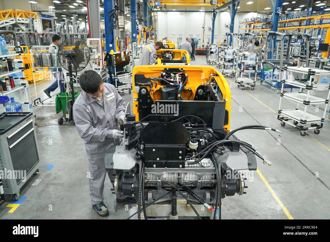 211027 -- SHANGHAI, 27. Oktober 2021 -- Ein Arbeiter arbeitet an einer Produktionslinie der Jungheinrich AG im Bezirk Qingpu im ostchinesischen Shanghai, 20. Oktober 2021. Die Jungheinrich AG, ein führender Anbieter von Intralogistik-Lösungen mit Sitz in Deutschland, nimmt in diesem Jahr zum vierten Mal an der China International Import Expo CIIE Teil. CHINA-SHANGHAI-CIIE-DEUTSCHES UNTERNEHMEN-JUNGHEINRICH AG DINGXTING PUBLICATIONXNOTXINXCHN Stockfoto