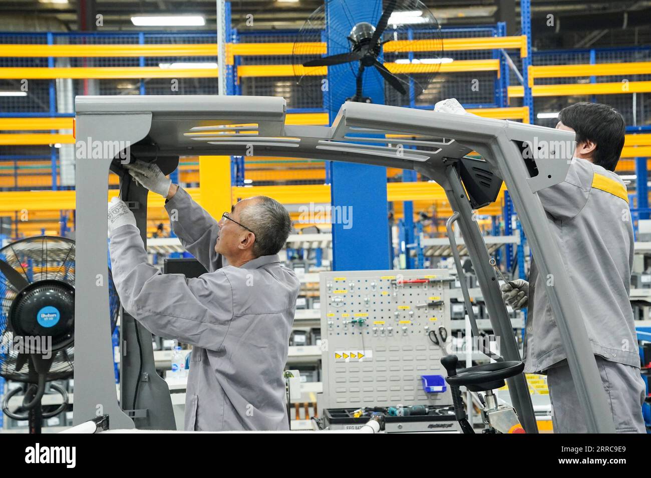 211027 -- SHANGHAI, 27. Oktober 2021 -- Arbeiter arbeiten an einer Produktionslinie der Jungheinrich AG im Bezirk Qingpu im ostchinesischen Shanghai, 20. Oktober 2021. Die Jungheinrich AG, ein führender Anbieter von Intralogistik-Lösungen mit Sitz in Deutschland, nimmt in diesem Jahr zum vierten Mal an der China International Import Expo CIIE Teil. CHINA-SHANGHAI-CIIE-DEUTSCHES UNTERNEHMEN-JUNGHEINRICH AG DINGXTING PUBLICATIONXNOTXINXCHN Stockfoto