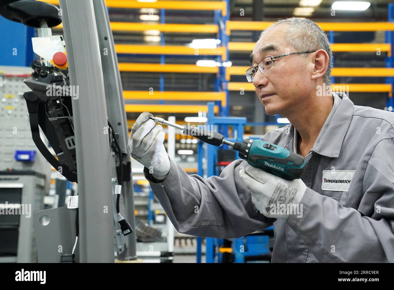 211027 -- SHANGHAI, 27. Oktober 2021 -- Ein Arbeiter arbeitet an einer Produktionslinie der Jungheinrich AG im Bezirk Qingpu im ostchinesischen Shanghai, 20. Oktober 2021. Die Jungheinrich AG, ein führender Anbieter von Intralogistik-Lösungen mit Sitz in Deutschland, nimmt in diesem Jahr zum vierten Mal an der China International Import Expo CIIE Teil. CHINA-SHANGHAI-CIIE-DEUTSCHES UNTERNEHMEN-JUNGHEINRICH AG DINGXTING PUBLICATIONXNOTXINXCHN Stockfoto