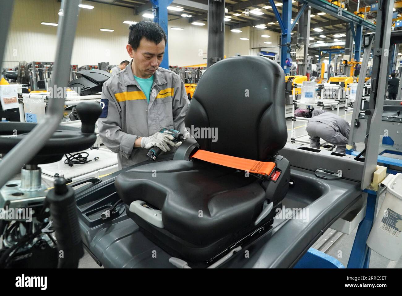 211027 -- SHANGHAI, 27. Oktober 2021 -- Ein Arbeiter arbeitet an einer Produktionslinie der Jungheinrich AG im Bezirk Qingpu im ostchinesischen Shanghai, 20. Oktober 2021. Die Jungheinrich AG, ein führender Anbieter von Intralogistik-Lösungen mit Sitz in Deutschland, nimmt in diesem Jahr zum vierten Mal an der China International Import Expo CIIE Teil. CHINA-SHANGHAI-CIIE-DEUTSCHES UNTERNEHMEN-JUNGHEINRICH AG DINGXTING PUBLICATIONXNOTXINXCHN Stockfoto