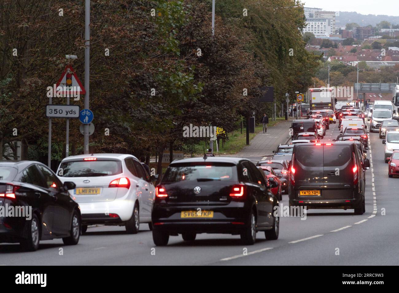 211028 -- LONDON, 28. Oktober 2021 -- Fahrzeuge fahren durch die ULEZ Ultra Low Emission Zone in London, Großbritannien, 26. Oktober 2021. Die 26. Klimakonferenz der Vereinten Nationen der Vertragsparteien COP26 findet vom 31. Oktober bis 12. November in Glasgow statt. Foto von /Xinhua BRITAIN-LONDON-COP 26-FEATURES RayxTang PUBLICATIONxNOTxINxCHN Stockfoto