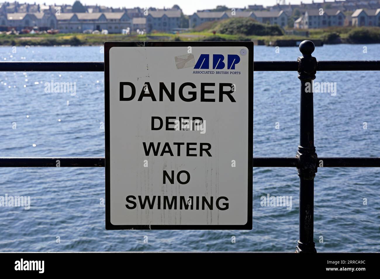 Gefahr tiefes Wasser, kein Schwimmschild, Barry Docks im September 2023 Stockfoto