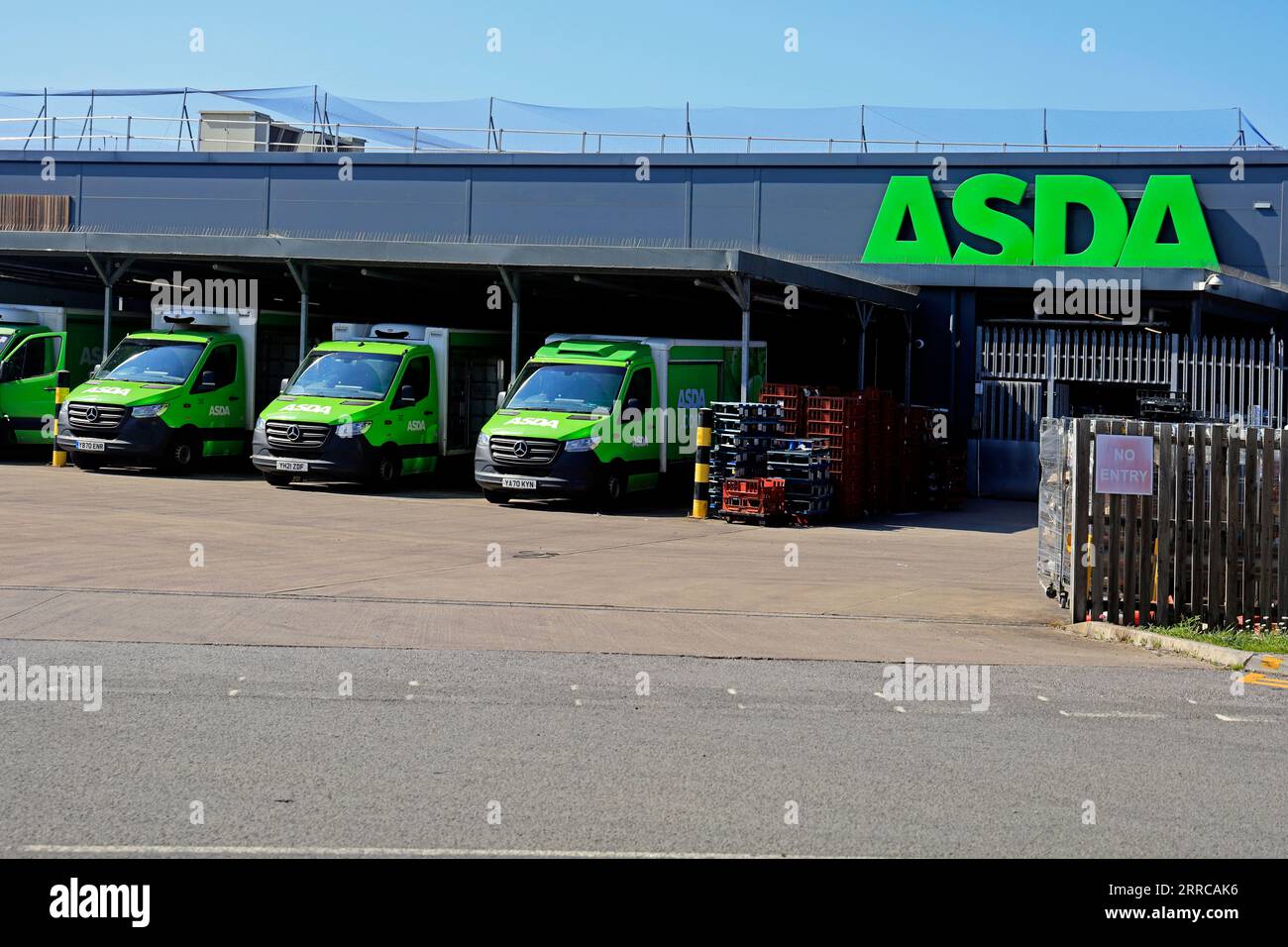 Parkplatz für ASDA-Lieferwagen, Barry, South Wales, September 2023 Stockfoto