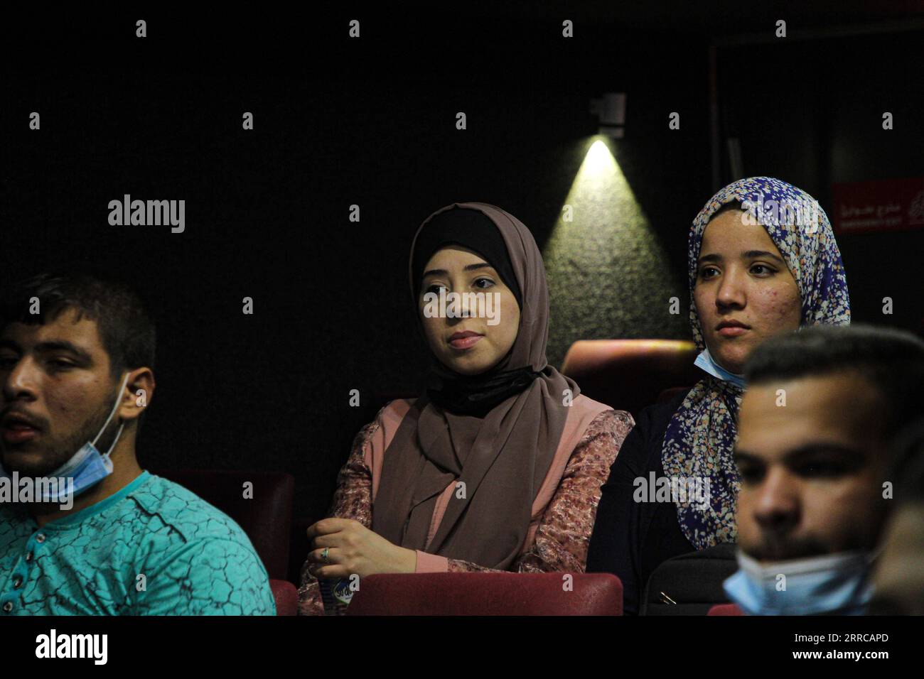 211029 -- GAZA, 29. Oktober 2021 -- Palästinenser sehen sich einen Film auf einem weißen Bildschirm in einem Bus im nördlichen Gazastreifen an, 28. Oktober 2021. ZUM MITNEHMEN: Mobiles Kino ermöglicht den Bewohnern Filme auf der Großleinwand in Gaza ZU sehen Foto von /Xinhua MIDEAST-GAZA-MOBILES KINO RizekxAbdeljawad PUBLICATIONxNOTxINxCHN Stockfoto