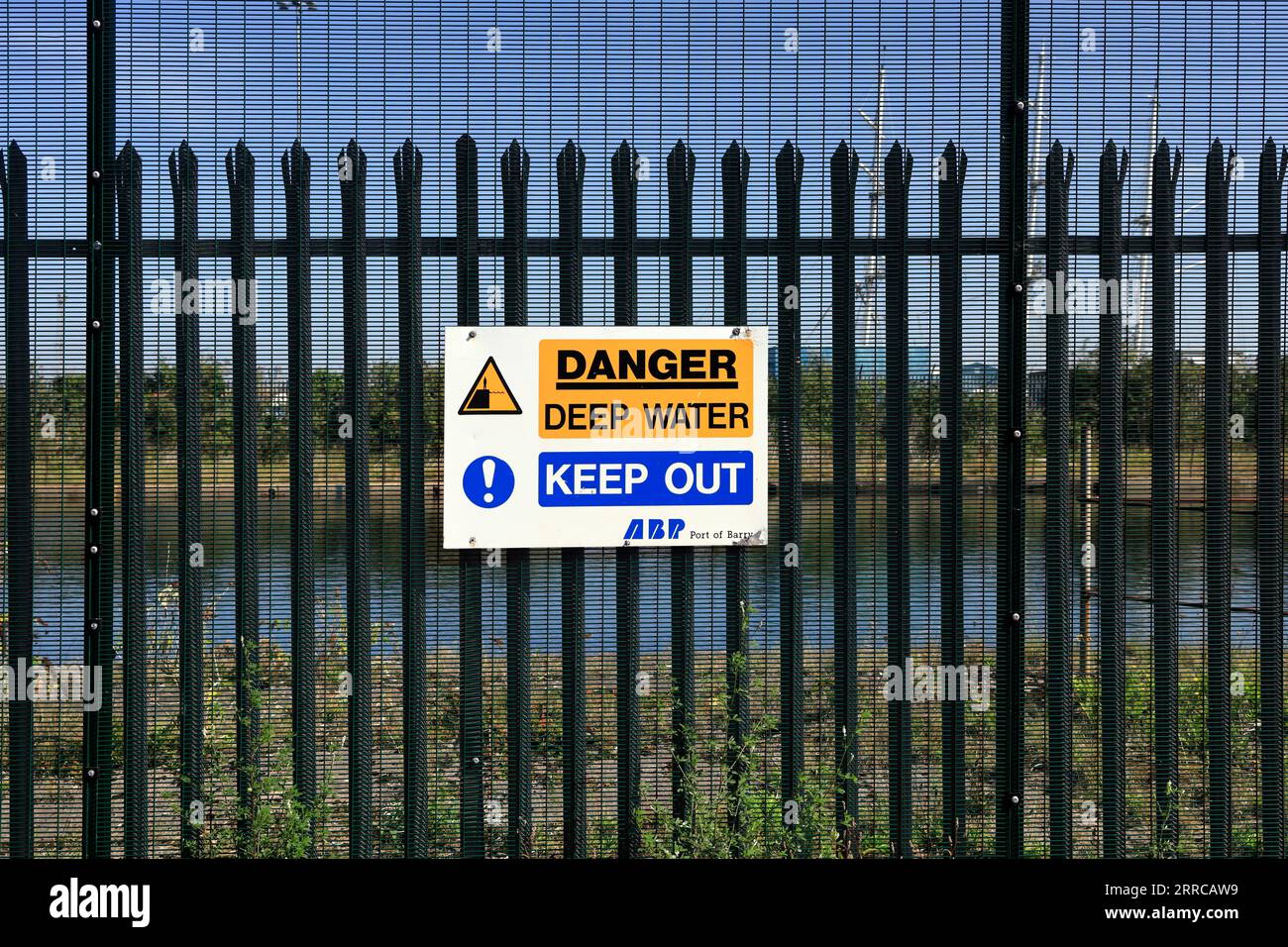 Gefahr - Deep Water - halten Sie Ausschilderung außerhalb des Zauns, Barry Docks, Barry Island, September 2023. Stockfoto