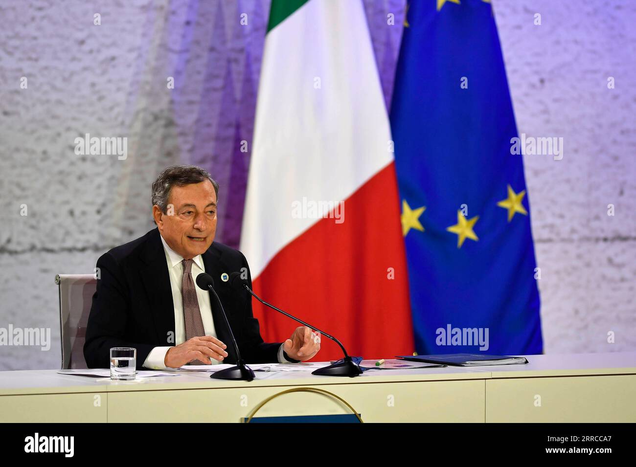 211031 -- ROM, 31. Oktober 2021 -- der italienische Premierminister Mario Draghi nimmt am 31. Oktober 2021 an der Abschlusspressekonferenz des G20-Gipfels in Rom Teil. Der G20-Gipfel in Rom endete am Sonntag mit der Annahme einer Erklärung, in der die entscheidende Rolle des Multilateralismus und der internationalen Zusammenarbeit bei der Bewältigung der globalen Herausforderungen, die sich aus der COVID-19-Pandemie ergeben, bekräftigt wurde. STR/Xinhua ITALIEN-ROM-G20 GIPFELENDE Stringer PUBLICATIONxNOTxINxCHN Stockfoto