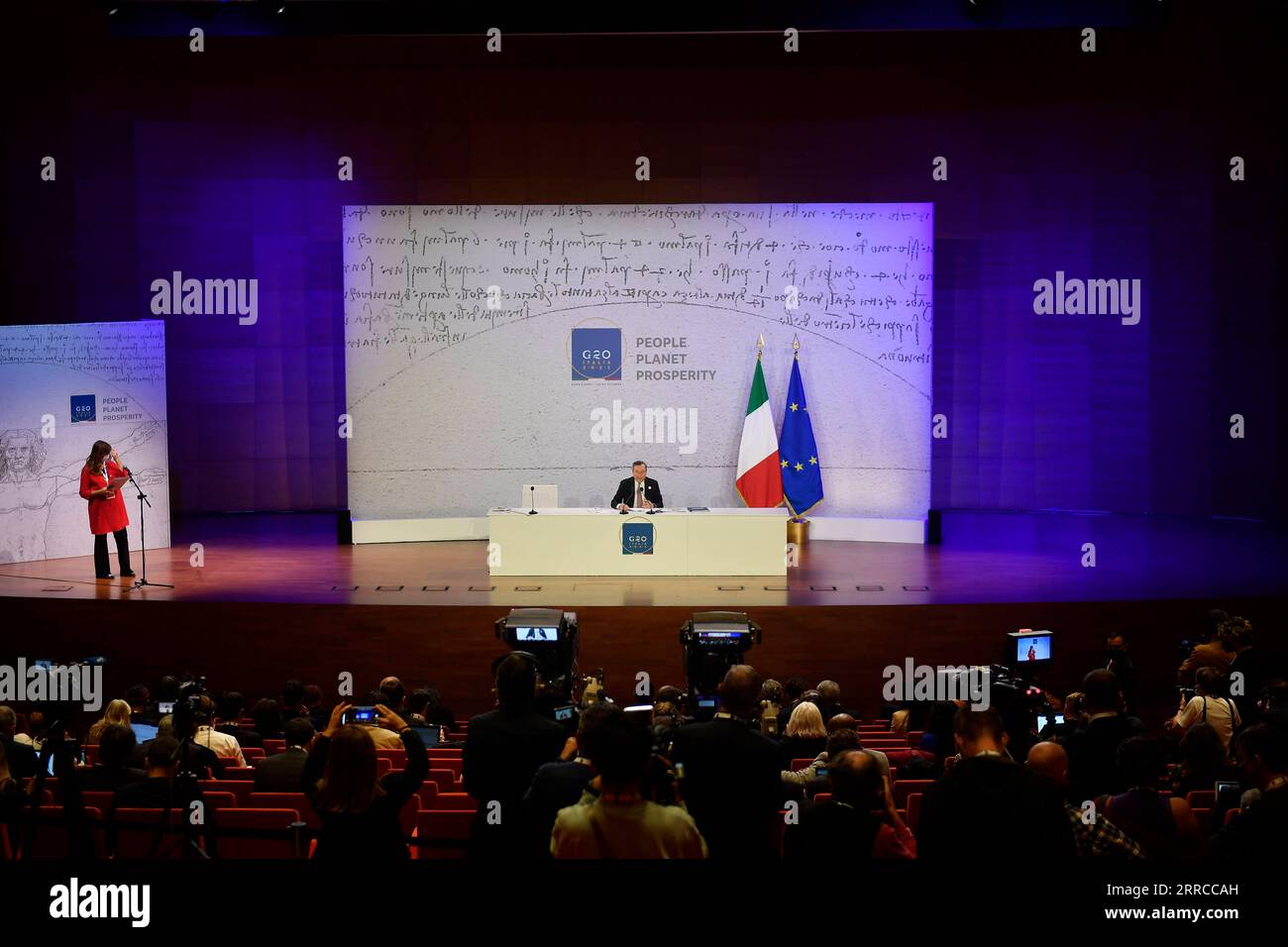 211031 -- ROM, 31. Oktober 2021 -- der italienische Premierminister Mario Draghi R, Fond nimmt an der Abschlusspressekonferenz des G20-Gipfels in Rom, Italien, am 31. Oktober 2021 Teil. Der G20-Gipfel in Rom endete am Sonntag mit der Annahme einer Erklärung, in der die entscheidende Rolle des Multilateralismus und der internationalen Zusammenarbeit bei der Bewältigung der globalen Herausforderungen, die sich aus der COVID-19-Pandemie ergeben, bekräftigt wurde. STR/Xinhua ITALIEN-ROM-G20 GIPFELENDE Stringer PUBLICATIONxNOTxINxCHN Stockfoto