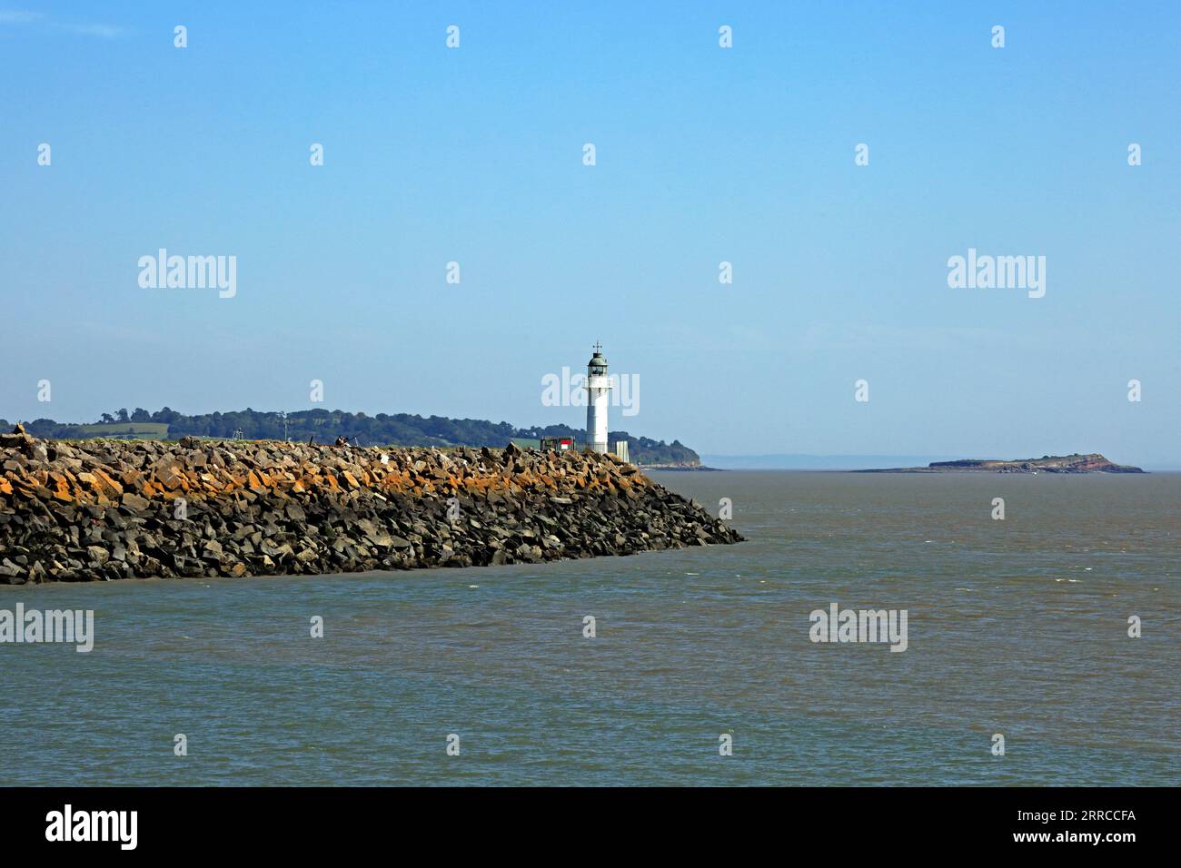 Der Leuchtturm in Jackson's Bay, Barry Island mit Sully Island am Horizont. September 2023 Stockfoto