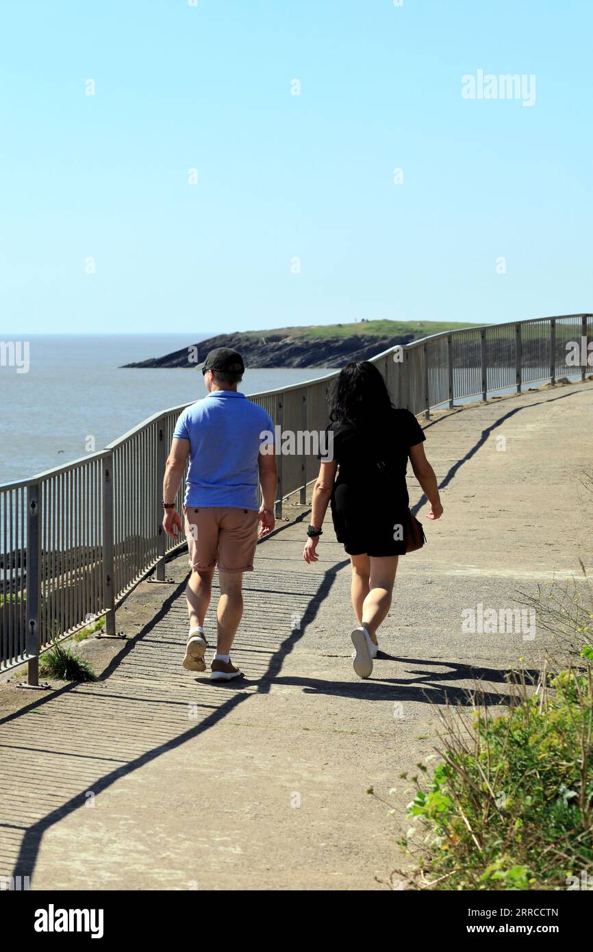 Junges Paar auf dem Küstenweg zwischen Jacksons Bay und Whitmore Bay, Barry Island am heißesten Tag des Jahres, September 2023. Stockfoto