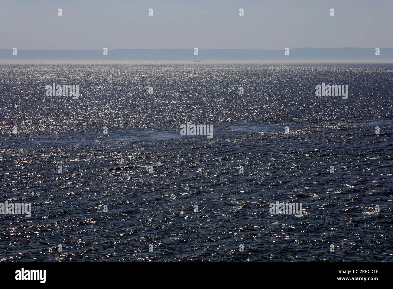 Meeresströmungen und Gezeitenmeer treffen sich gleich vor Nells Point, Barry Island, September 2023 Stockfoto