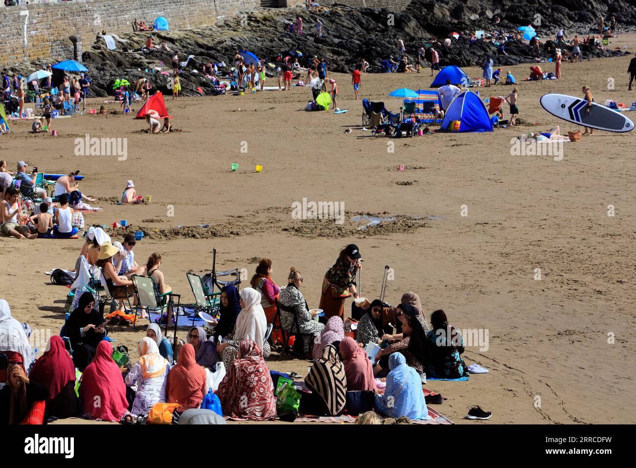 Frauen aus ethnischen Minderheiten, die am Strand von Barry Island picknicken, genießen den heißesten Tag des Jahres. September 2023. Stockfoto