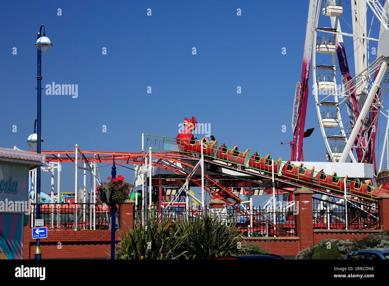 Dragon Challenge Drachenfahrt im chinesischen Kinderstil auf der Fun Fair, Barry Island Pleasure Park. September 2023 Stockfoto