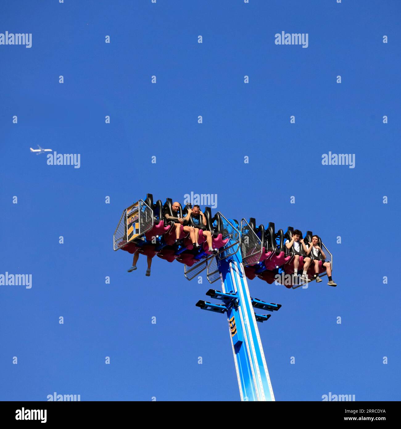 Luft- und Raumfahrt mit vorbeifahrendem Flugzeug, Fun Fair, Barry Island Pleasure Park. September 2023. Stockfoto