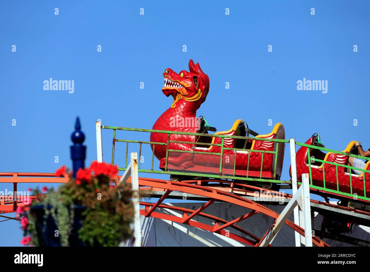 Dragon Challenge Drachenfahrt im chinesischen Kinderstil auf der Fun Fair, Barry Island Pleasure Park. September 2023 Stockfoto