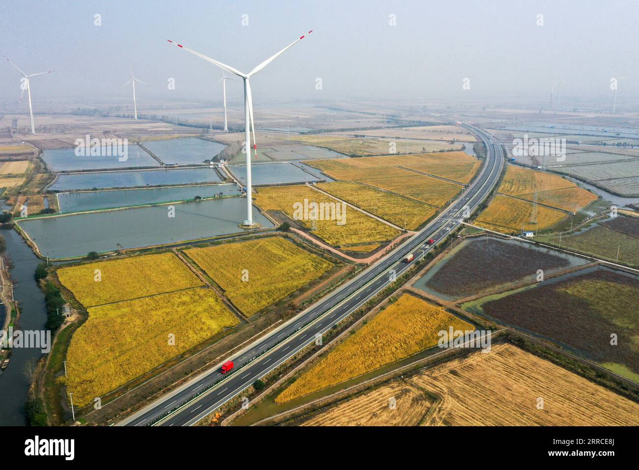 211103 -- YANGZHOU, 3. Nov. 2021 -- Luftaufnahme vom 3. Nov. 2021 zeigt ein Windfeld in der Gemeinde Luduo im Baoying County von Yangzhou in der ostchinesischen Provinz Jiangsu. Das Baoying County in Yangzhou hat in den letzten Jahren durch die Förderung von Solar- und Windenergie die grüne Entwicklung gefördert. Die jährliche Stromerzeugung aus sauberer Energie des Countys erreicht jetzt 2,1 Milliarden kWh, was 84 Prozent des jährlichen Stromverbrauchs des Countys entspricht, was einer Senkung des Kohleverbrauchs um 840.000 Tonnen entspricht. CHINA-JIANGSU-BAOYING-CLEAN ENERGY CN LIXBO PUBLICATIONXNOTXINXCHN Stockfoto