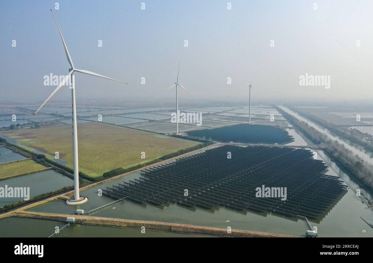 211103 -- YANGZHOU, 3. Nov. 2021 -- Luftaufnahme vom 3. Nov. 2021 zeigt ein Photovoltaik- und Windkraftprojekt, das über den Fischereigewässern in der Township Sheyanghu im Baoying County von Yangzhou in der ostchinesischen Provinz Jiangsu installiert wurde. Das Baoying County in Yangzhou hat in den letzten Jahren durch die Förderung von Solar- und Windenergie die grüne Entwicklung gefördert. Die jährliche Stromerzeugung aus sauberer Energie des Countys erreicht jetzt 2,1 Milliarden kWh, was 84 Prozent des jährlichen Stromverbrauchs des Countys entspricht, was einer Senkung des Kohleverbrauchs um 840.000 Tonnen entspricht. CHINA-JIANGSU-BAOYING- Stockfoto
