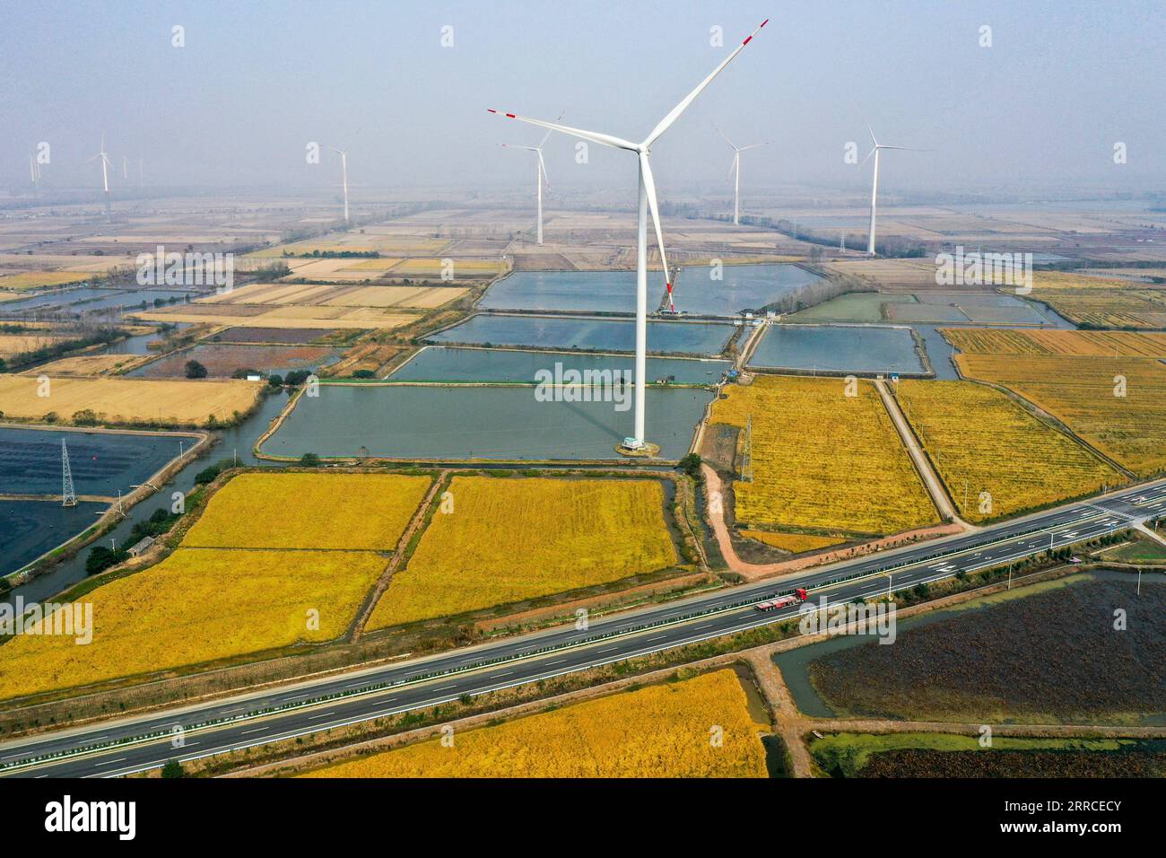 211103 -- YANGZHOU, 3. Nov. 2021 -- Luftaufnahme vom 3. Nov. 2021 zeigt ein Windfeld in der Gemeinde Luduo im Baoying County von Yangzhou in der ostchinesischen Provinz Jiangsu. Das Baoying County in Yangzhou hat in den letzten Jahren durch die Förderung von Solar- und Windenergie die grüne Entwicklung gefördert. Die jährliche Stromerzeugung aus sauberer Energie des Countys erreicht jetzt 2,1 Milliarden kWh, was 84 Prozent des jährlichen Stromverbrauchs des Countys entspricht, was einer Senkung des Kohleverbrauchs um 840.000 Tonnen entspricht. CHINA-JIANGSU-BAOYING-CLEAN ENERGY CN LIXBO PUBLICATIONXNOTXINXCHN Stockfoto