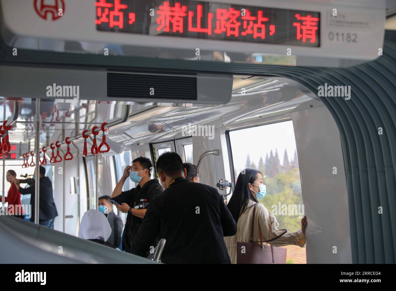 211103 -- WUHU, 3. November 2021 -- Bürger nehmen einen selbstfahrenden Zug, der auf der Einschienenbahn Linie 1 in Wuhu City, ostchinesische Provinz Anhui, 3. November 2021 fährt. Die Stadt Wuhu stellte am Mittwoch offiziell ihre erste Einschienenbahn-Linie vor, während sie versuchte, ein grünes Verkehrssystem in der Stadt zu errichten. Die Monorail-Linie 1 verkehrt in Nord-Süd-Richtung über eine Gesamtstrecke von 30,5 Kilometern mit 25 Hochbahnhöfen. Züge, die auf der Strecke fahren, können mit einer Geschwindigkeit von bis zu 80 km/h fahren. CHINA-ANHUI-WUHU-MONORAIL LINE-OPEN CN CAOXLI PUBLICATIONXNOTXINXCHN Stockfoto