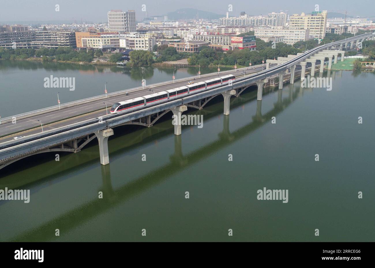 211103 -- WUHU, 3. Nov. 2021 -- Luftaufnahme, aufgenommen am 3. Nov. 2021, zeigt einen selbstfahrenden Zug, der auf der Einschienenbahn Linie 1 in Wuhu City in der ostchinesischen Provinz Anhui fährt. Die Stadt Wuhu stellte am Mittwoch offiziell ihre erste Einschienenbahn-Linie vor, während sie versuchte, ein grünes Verkehrssystem in der Stadt zu errichten. Die Monorail-Linie 1 verkehrt in Nord-Süd-Richtung über eine Gesamtstrecke von 30,5 Kilometern mit 25 Hochbahnhöfen. Züge, die auf der Strecke fahren, können mit einer Geschwindigkeit von bis zu 80 km/h fahren. CHINA-ANHUI-WUHU-MONORAIL LINE-OPEN CN CAOXLI PUBLICATIONXNOTXINXCHN Stockfoto