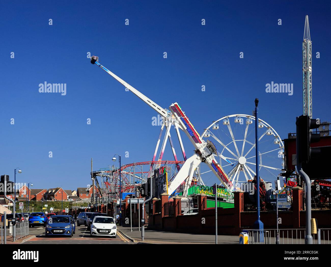 Fun Fair, Barry Island Pleasure Park. September 2023. Luft- und Raumfahrt über die Straße schwingend Stockfoto