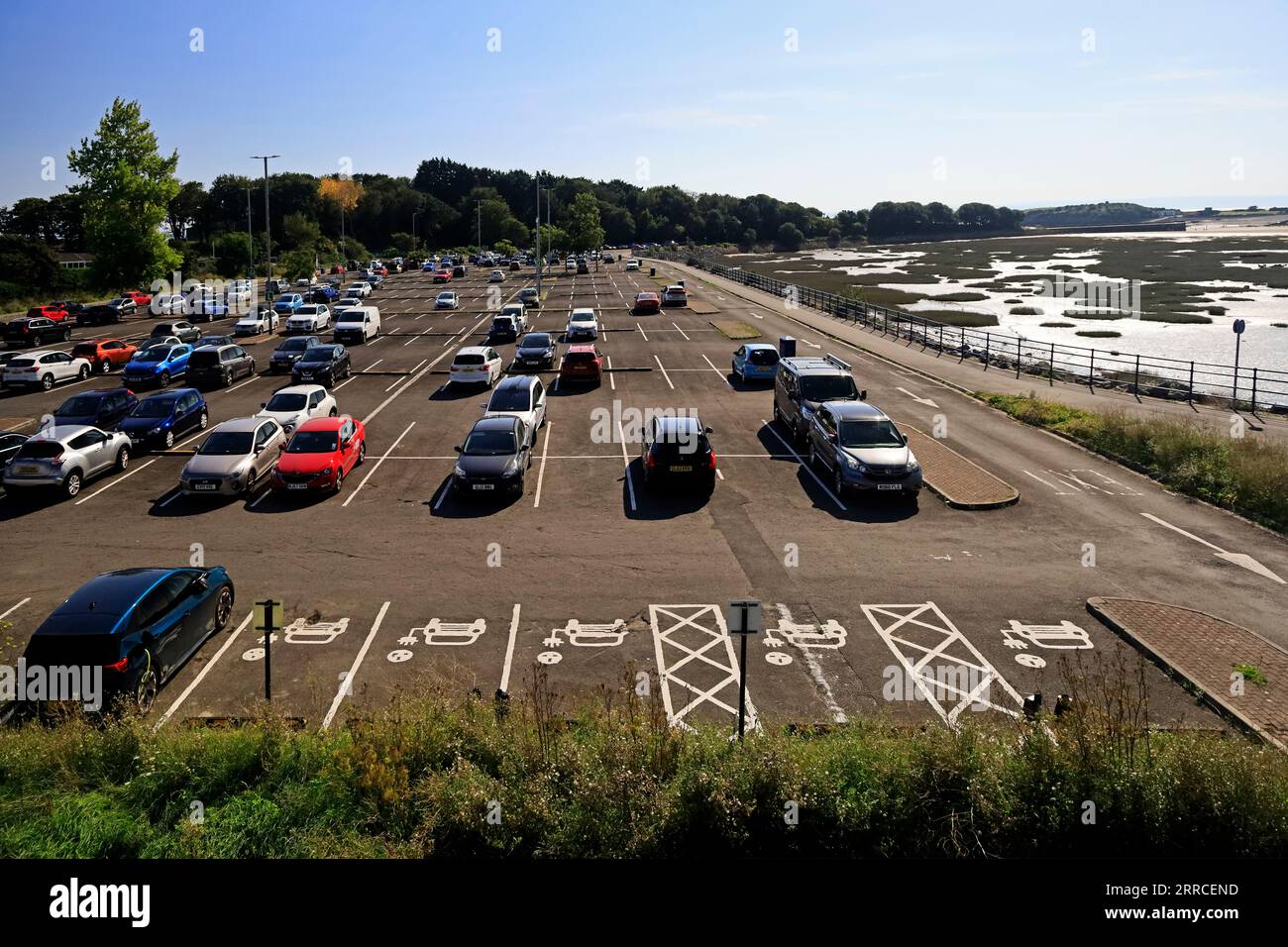 Großer Parkplatz auf Barry Island und Blick über den Hafen von Barry. September 2023 Stockfoto