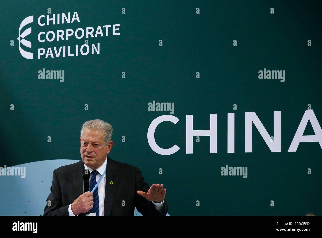 211103 -- GLASGOW, 3. November 2021 -- der ehemalige US-Vizepräsident und Umweltschützer Al Gore spricht auf der Eröffnungsveranstaltung des China Corporate Pavilion auf der laufenden 26. Tagung der Konferenz der Vertragsparteien COP26 der UN-Klimarahmenkonvention in Glasgow, Schottland, Vereinigtes Königreich am 2. November 2021. Al Gore UK-GLASGOW-COP26-AL Gore HanxYan PUBLICATIONxNOTxINxCHN sagt, dass das politische gegenseitige Vertrauen zwischen den Ländern, das für die globale Zusammenarbeit im Bereich des Klimawandels von entscheidender Bedeutung ist, GEFÖRDERT werden muss Stockfoto