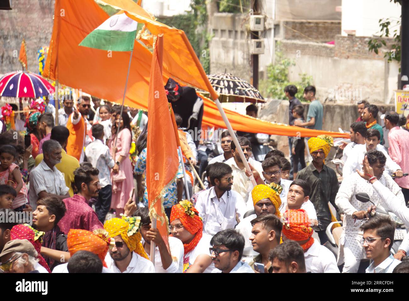 Rajkot, Indien. September 2023. Große Safranfahne, die von Devotees bei der Geburtsfeier von Janmashtami in Sadar Rajkot winkt. Quelle: Nasirchan/Alamy Live News Stockfoto