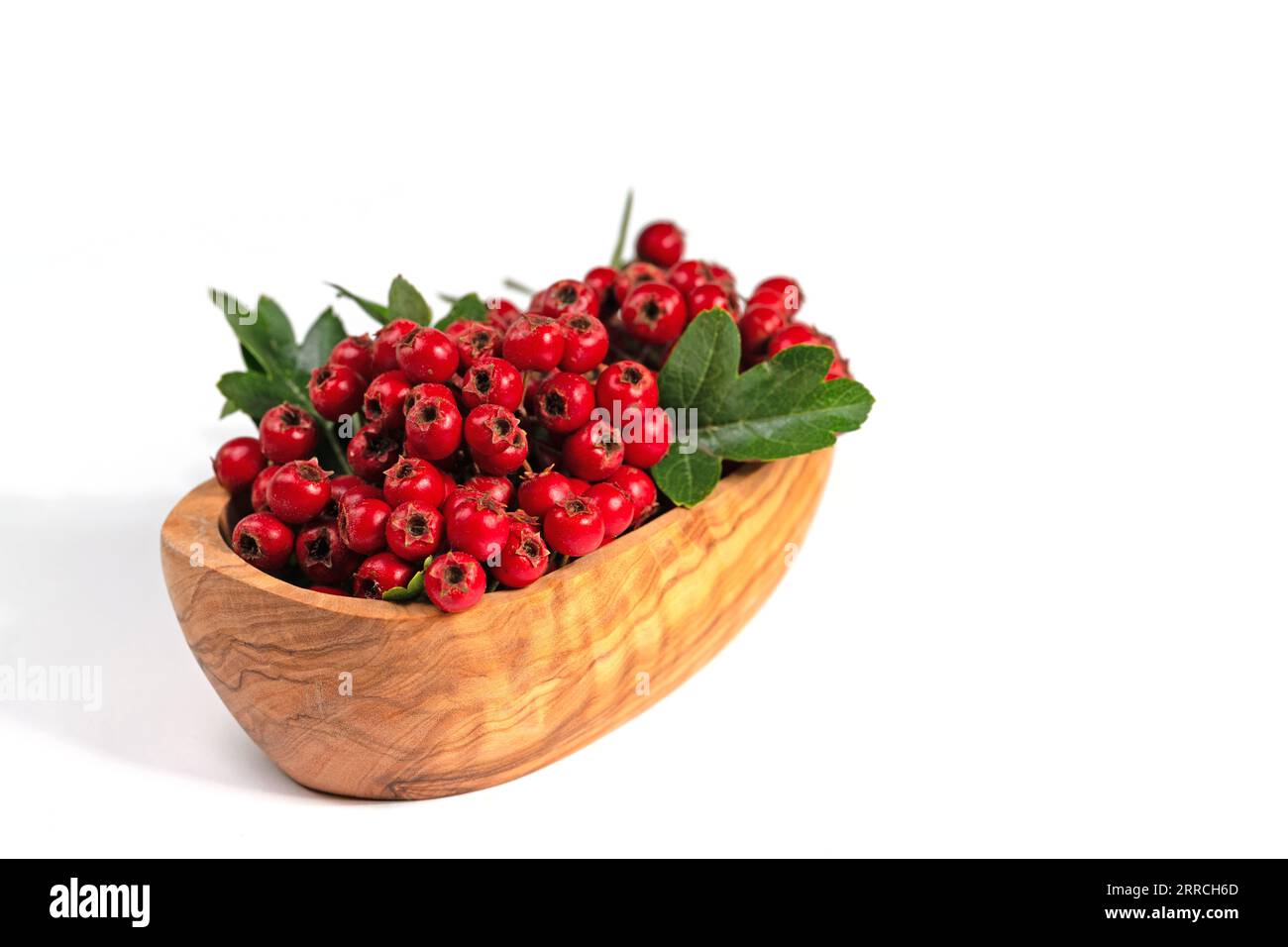 Weißdornfrüchte in einer Holzschale Stockfoto