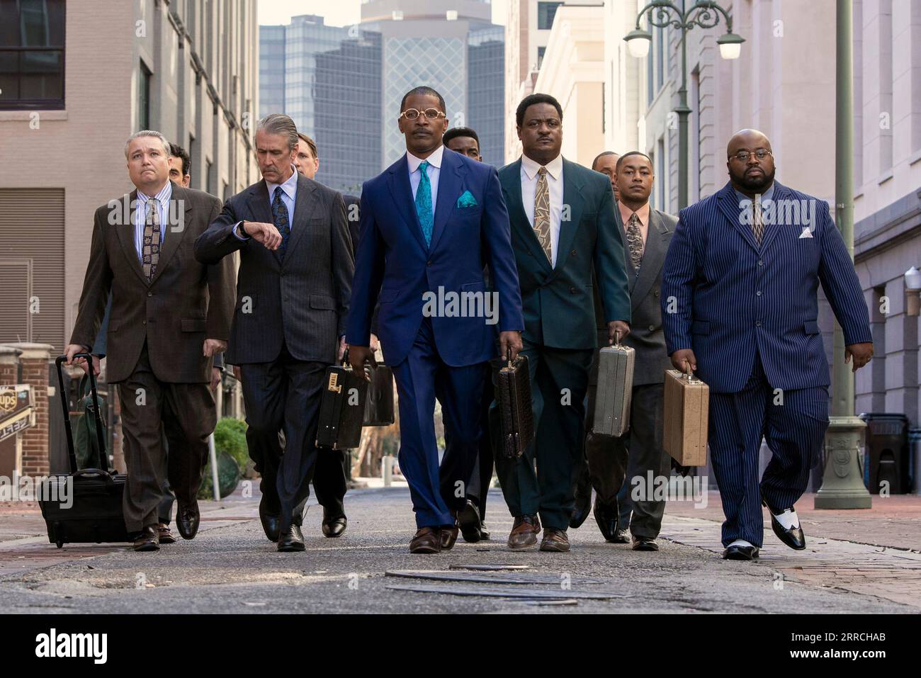 ERSCHEINUNGSDATUM: 13. Oktober 2023. TITEL: Das Begräbnis. STUDIO: Amazon Studios. REGIE: Maggie Betts. PLOT: Inspiriert von wahren Ereignissen hilft ein Anwalt einem Beerdigungsheimbesitzer, sein Familienunternehmen vor einem korporativen Ungeheuer zu retten, indem er ein komplexes Geflecht aus Rasse, Macht und Ungerechtigkeit entlarvt. ALAN RUCK als Mike Allred, JAMIE FOXX als Willie Gary. (Credit Image: © Amazon Studios/Entertainment Pictures/ZUMAPRESS.com) NUR REDAKTIONELLE VERWENDUNG! Nicht für kommerzielle ZWECKE! Stockfoto