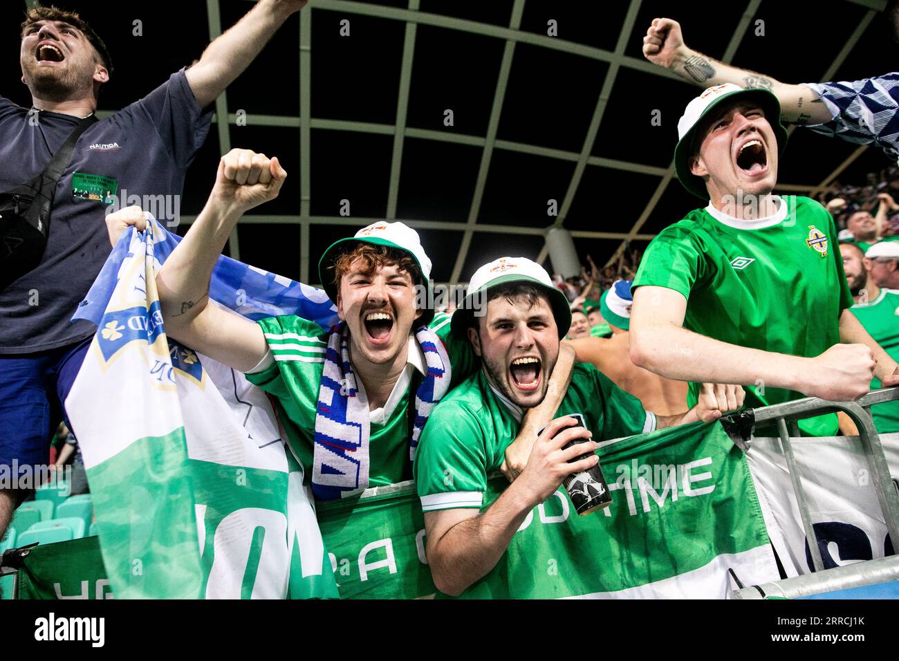 Nordirische Fans feiern während des Qualifikationsspiels der Gruppe H zur UEFA Euro 2024 im Stozice Stadium in Ljubljana. Bilddatum: Donnerstag, 7. September 2023. Stockfoto