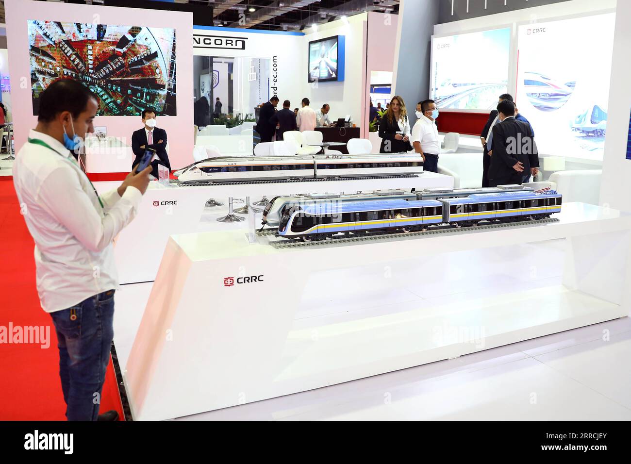 211107 -- KAIRO, 7. November 2021 -- Besucher besuchen den Stand der China Railway Rolling Stock Corporation CRRC während der Smart Transportation and Logistics Fair und des Forums für den Nahen Osten und Afrika in Kairo, Ägypten, am 7. November 2021. Der ägyptische Präsident Abdel-Fattah al-Sisi weihte am Sonntag die vierte Ausgabe der Smart Transportation and Logistics Fair and Forum for the Middle East and Africa TransMEA 2021 in einem riesigen Ausstellungszentrum in Kairo ein. Die TransMEA 2021 findet dieses Jahr parallel zur 25. Technologiemesse und dem Forum für den Nahen Osten und Afrika statt Kairo ICT 2021, Ägyptens größte Messe Stockfoto