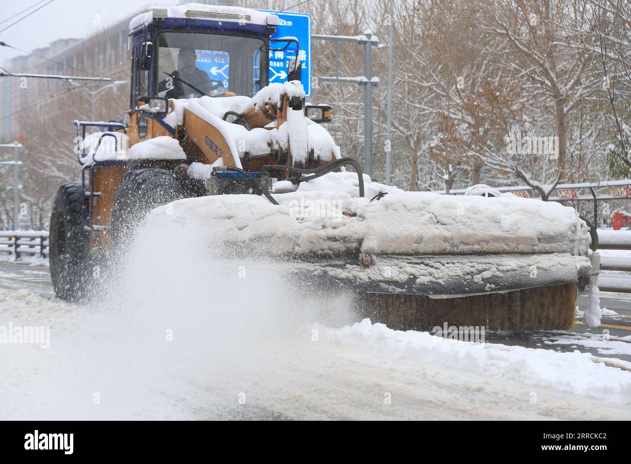 211109 -- SHENYANG, 9. November 2021 -- Ein Schneepflug entfernt Schnee von der Straße im Bezirk Hunnan von Shenyang, nordöstliche chinesische Provinz Liaoning, 9. November 2021. Ein seit Sonntag andauernder Schneesturm hat Rekordschneefälle gebracht, der größte seit 1905, sagte die örtliche Wetterbehörde am Dienstag in Shenyang. Am Dienstag um 8.00 Uhr erreichte der durchschnittliche Schneefall in der Stadt 51 mm. CHINA-LIAONING-SHENYANG-SCHNEESTURM CN YangxQing PUBLICATIONxNOTxINxCHN Stockfoto