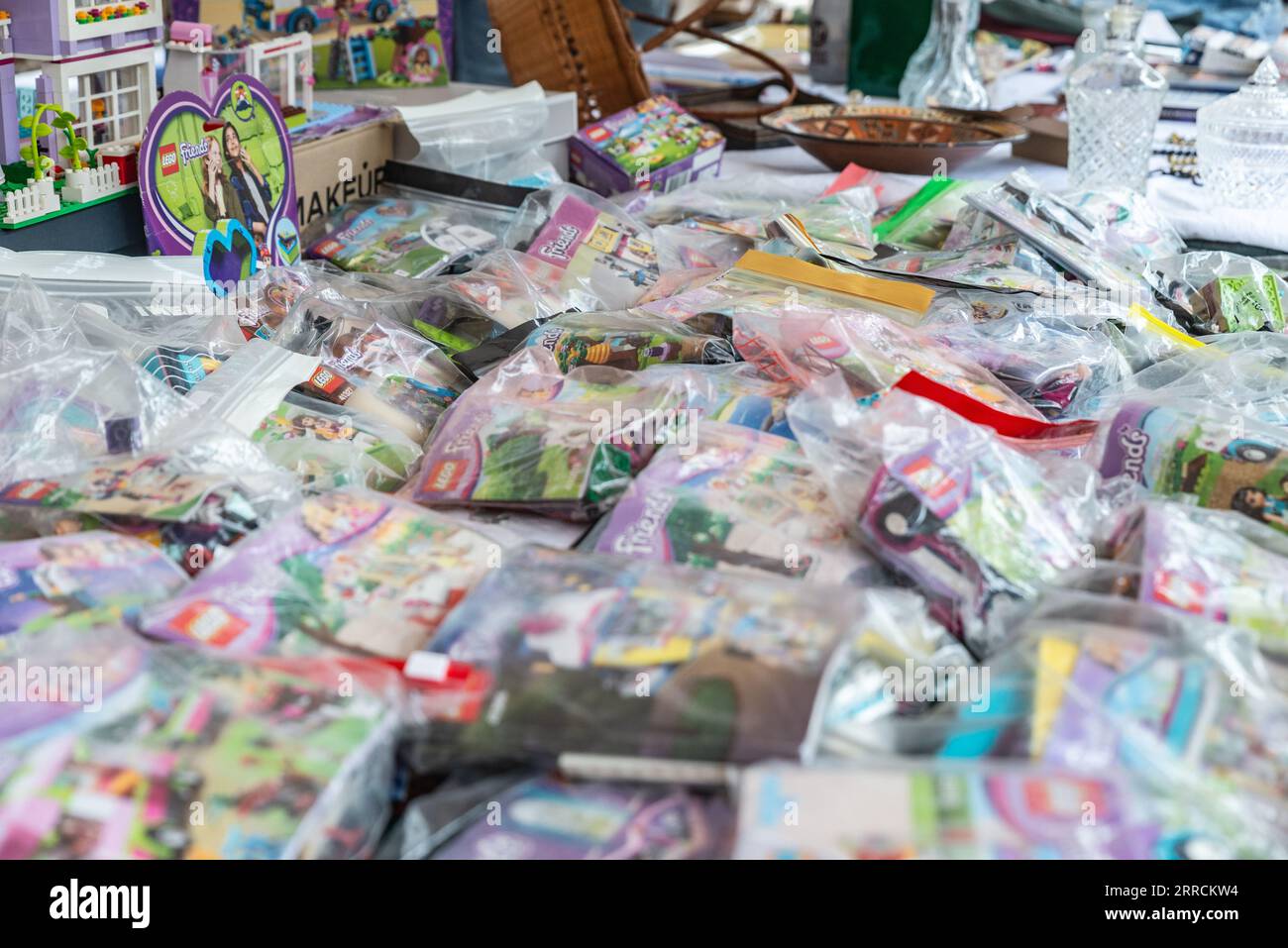 Hattem, Niederlande - 2. September 2023: Plastiktüten mit Lego-Sets werden auf dem jährlichen Flohmarkt verkauft. Stockfoto