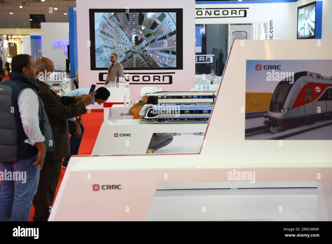 211111 -- KAIRO, 11. November 2021 -- Besucher besuchen den Stand der China Railway Rolling Stock Corporation CRRC während der vierten Smart Transportation and Logistics Fair und des Forums für den Nahen Osten und Afrika TransMEA 2021 in Kairo, Ägypten, 8. November 2021. ZU DEN Features: Chinesische führende Unternehmen bieten High-Tech-Produkte, Dienstleistungen auf Kairoer Messen für intelligenten Transport, ICT Photo von /Xinhua EGYPT-CAIRO-TRANSMEA UND ICT FAIR-CHINESISCHE UNTERNEHMEN AhmedxGomaa PUBLICATIONxNOTxINxCHN an Stockfoto