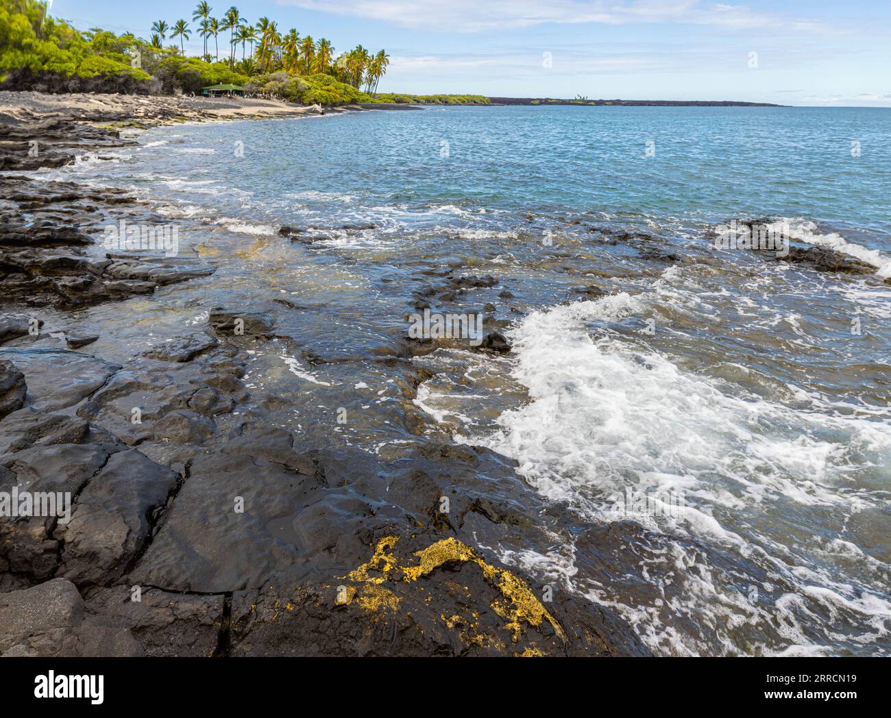 Wellen über der vulkanischen Küste am Kiholo Bay Beach, Hawaii Island, Hawaii, USA Stockfoto