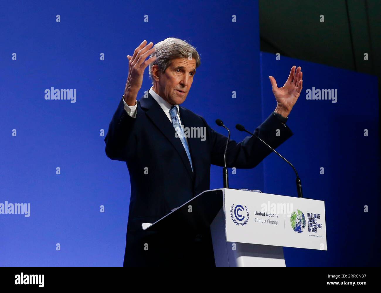 211111 -- GLASGOW, 11. November 2021 -- John Kerry, US-Sondergesandter des Präsidenten für Klimafragen, spricht auf einer Pressekonferenz während der laufenden 26. Tagung der Konferenz der Vertragsparteien COP26 zum Rahmenübereinkommen der Vereinten Nationen über Klimaänderungen am 10. November 2021 in Glasgow, Schottland, Vereinigtes Königreich. China und die Vereinigten Staaten haben am Mittwoch die China-USA freigegeben Gemeinsame Glasgower Erklärung zur Verbesserung des Klimapakts in den 2020er Jahren hier auf der laufenden COP26 zum Rahmenübereinkommen der Vereinten Nationen über Klimaänderungen. UK-GLASGOW-COP26-CHINA-U.S.-GEMEINSAME ERKLÄRUNG HANXYAN VERÖFFENTLICHUNG Stockfoto
