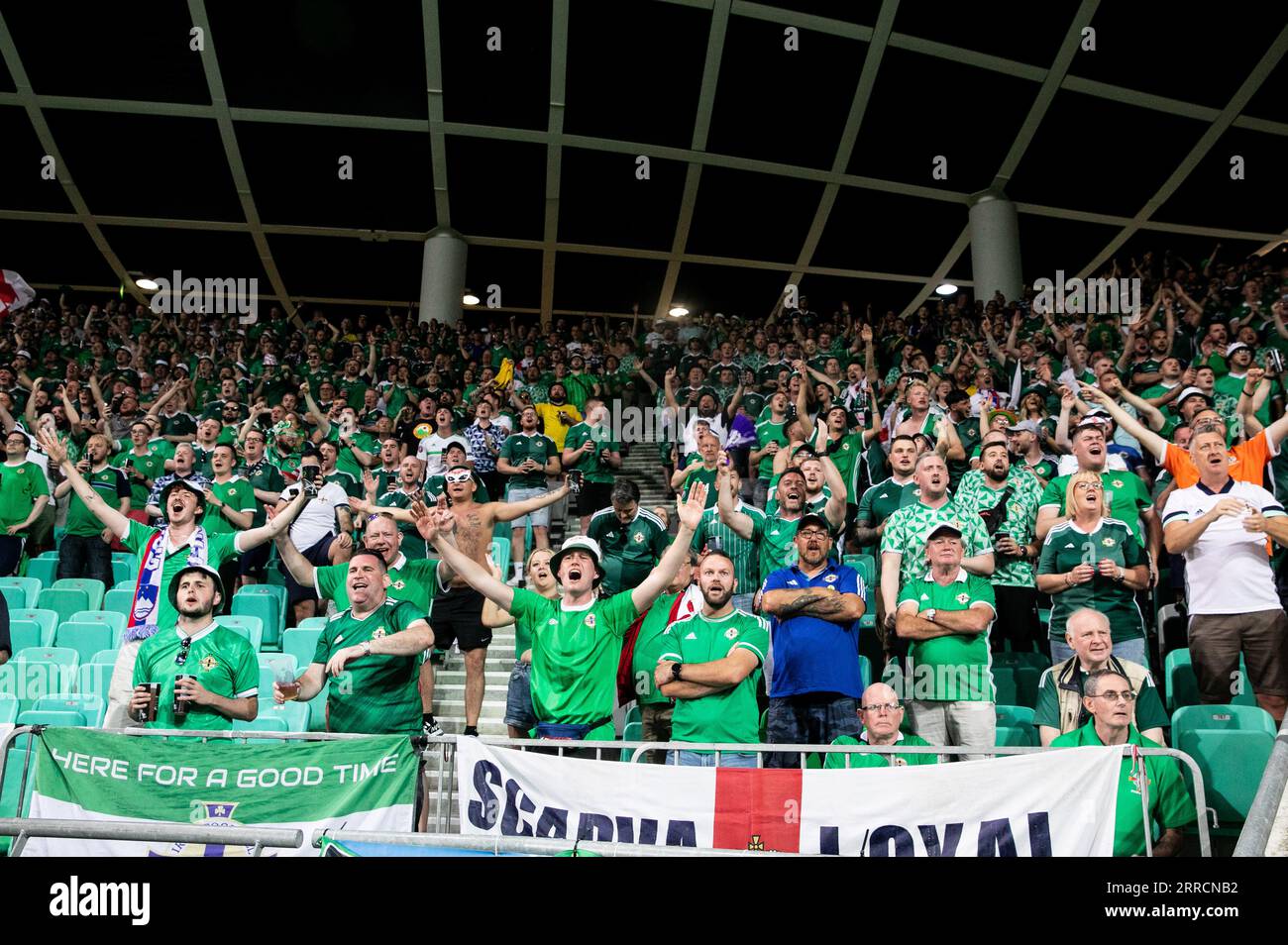 Nordirische Fans auf den Tribünen zeigen ihre Unterstützung beim UEFA Euro 2024 Qualifying-Spiel der Gruppe H im Stozice Stadium in Ljubljana. Bilddatum: Donnerstag, 7. September 2023. Stockfoto