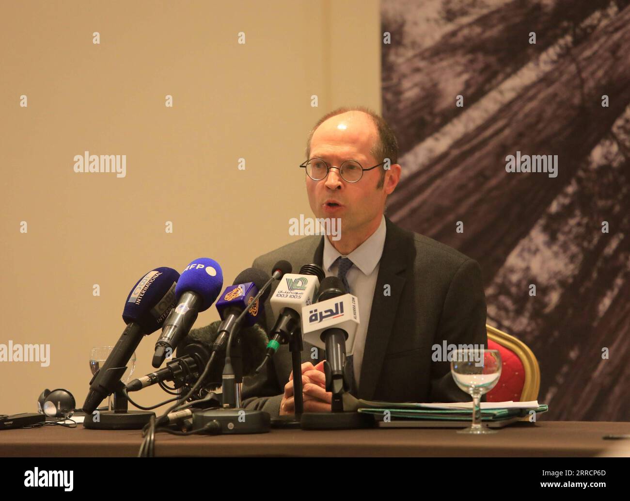 211113 -- BEIRUT, 13. November 2021 -- Olivier de Schutter, UN-Sonderberichterstatter für extreme Armut und Menschenrechte, spricht auf einer Pressekonferenz in Beirut, Libanon, am 12. November 2021. De Schutter warnte am Freitag davor, dass der Libanon in einen scheiternden Staat verwandelt werden könnte, wenn es der Regierung nicht gelingt, schnelle und ernsthafte Reformmaßnahmen in der derzeitigen beispiellosen Finanzkrise umzusetzen. LIBANON-BEIRUT-ARMUT-UN-EXPERTENPRESSEKONFERENZ LIUXZONGYA PUBLICATIONXNOTXINXCHN Stockfoto