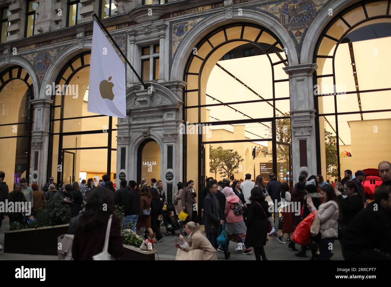 211114 -- LONDON, 14. November 2021 -- Leute passieren einen Apple-Laden in London, Großbritannien, 13. November 2021. Mehrere mit Chips verbundene Unternehmen haben auf ein früheres Ersuchen der Vereinigten Staaten reagiert, vertrauliche Informationen über die Lieferkette zu liefern, um die weltweite Chipknappheit besser zu verstehen, da die Frist am 8. November abgelaufen ist. Foto von /Xinhua BRITAIN-LONDON-U.S.-CHIP-RELATED COMPANY-DATA EXTORT TimxIreland PUBLICATIONxNOTxINxCHN Stockfoto