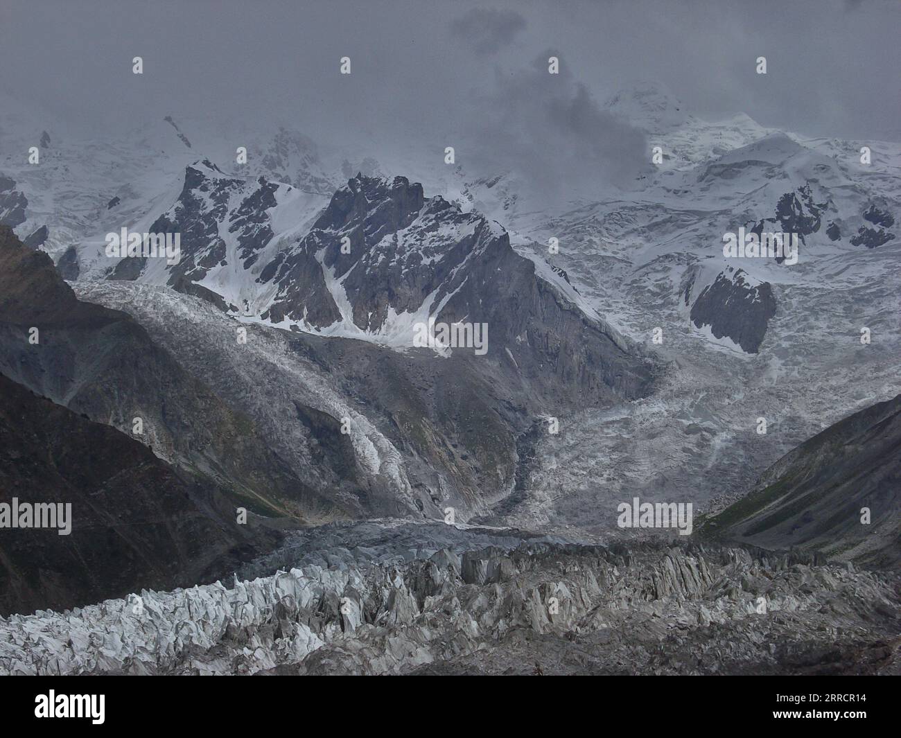 Bewölkter Gletscher: Blick Auf Den Nanga Parbat Stockfoto
