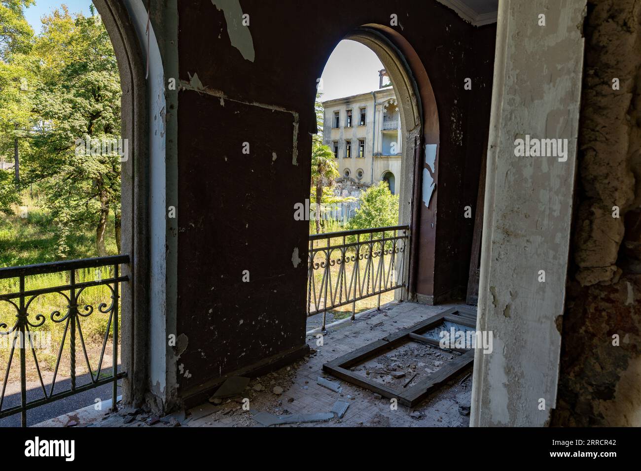 Georgia Tskaltubo verlor das sowjetische Luxus-Sanatorium-Baubogenfenster Stockfoto