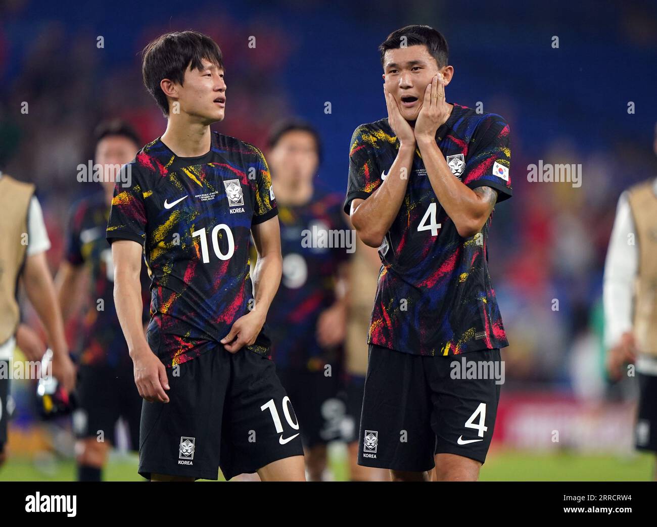 Kim Min-jae (rechts) und Lee Jae-sangen nach dem Freundschaftsspiel im Cardiff City Stadium in Cardiff. Bilddatum: Donnerstag, 7. September 2023. Stockfoto