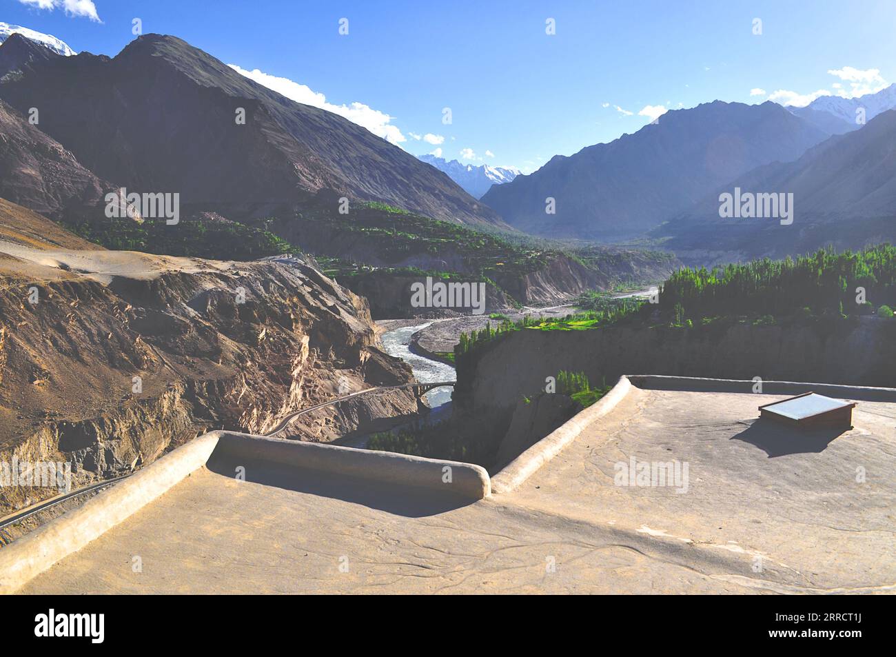 Panorama-Pracht: Blick auf das Hunza Nagar-Tal und den Hunza-Fluss von der Dachterrasse des Altit Fort Stockfoto