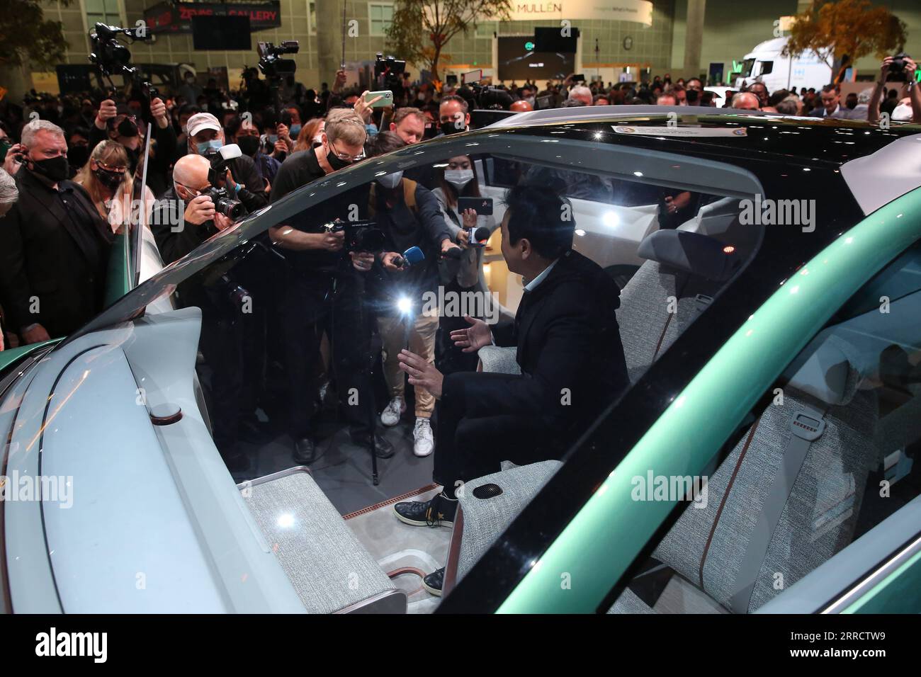 211118 -- LOS ANGELES, 18. Nov. 2021 -- Journalisten drängen sich auf der Hyundai KONA Electric Car Pressekonferenz während der ersten Medienvorschau der Los Angeles Auto Show, Los Angeles County, Kalifornien, USA, am 17. Nov., 2021. die Los Angeles LA Auto Show, eine der weltweit größten Automessen, wird diese Woche nach einer einjährigen Aussetzung aufgrund der COVID-19-Pandemie mit 1.000 Fahrzeugen als persönliche Veranstaltung ins LA Convention Center zurückkehren. Die Autoshow ist am Mittwoch und Donnerstag für die Presse und am 19-28. November für die Öffentlichkeit geöffnet. Hunderte von brandneuen Marken und Modellen werden Stockfoto