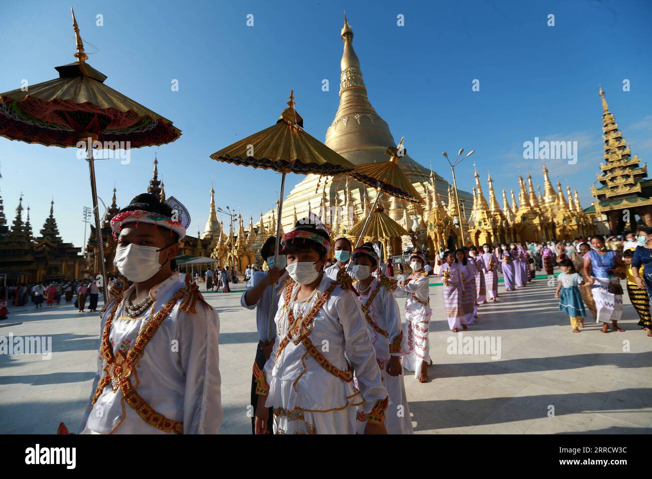 News Bilder des Tages 211118 -- YANGON, 18. November 2021 -- Menschen nehmen an einer Zeremonie während des traditionellen Tazaungdaing Festivals in der Shwedagon Pagode in Yangon, Myanmar, 18. November 2021 Teil. Das Tazaungdaing Festival, auch als Festival der Lichter bekannt, fällt in den achten Monat des traditionellen Myanmar-Kalenders. Es wird als Nationalfeiertag in Myanmar gefeiert. MYANMAR-YANGON-TRADITIONAL TAZAUNGDAING FESTIVAL UxAung PUBLICATIONxNOTxINxCHN Stockfoto