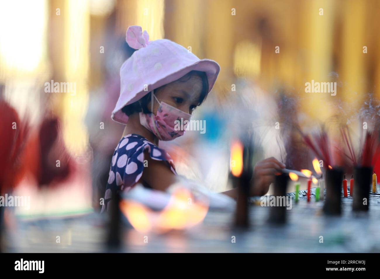 211118 -- YANGON, 18. November 2021 -- Ein Kind zündet Kerzen während des traditionellen Tazaungdaing Festivals in der Shwedagon-Pagode in Yangon, Myanmar, 18. November 2021 an. Das Tazaungdaing Festival, auch als Festival der Lichter bekannt, fällt in den achten Monat des traditionellen Myanmar-Kalenders. Es wird als Nationalfeiertag in Myanmar gefeiert. MYANMAR-YANGON-TRADITIONAL TAZAUNGDAING FESTIVAL UxAung PUBLICATIONxNOTxINxCHN Stockfoto