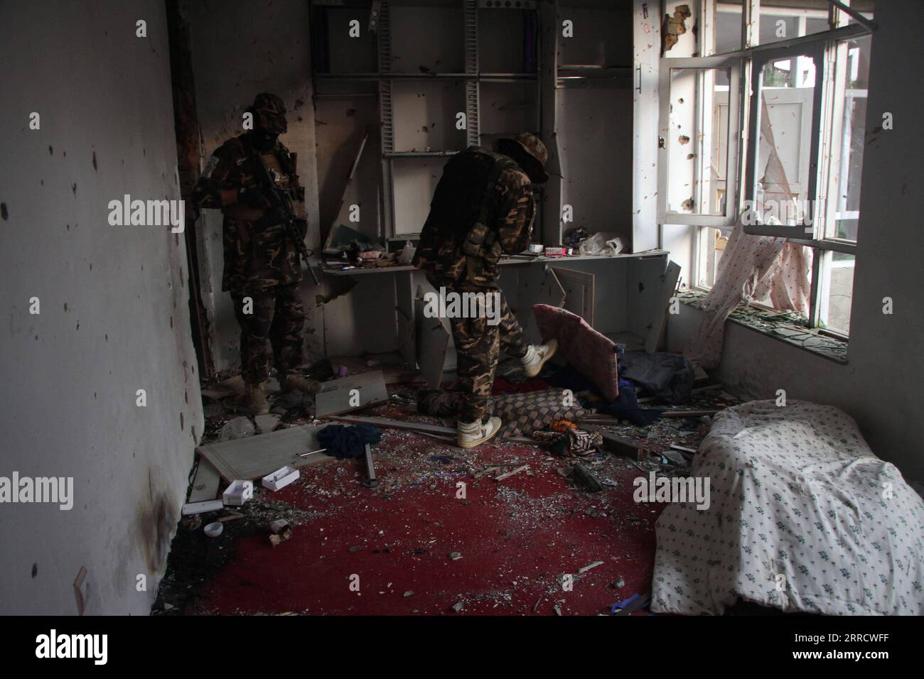 211119 -- KABUL, 19. November 2021 -- Mitglieder der Taliban-Sicherheitskräfte inspizieren ein angebliches Versteck der Daesh-Gruppe in der Ortschaft Sarai-e-Shamali im Bezirk Khair Khana in Kabul, Afghanistan, 18. November 2021. Die afghanischen Sicherheitskräfte überfielen ein angebliches Versteck des Islamischen Staates IS oder Daesh in Kabul und töteten einen Militanten, sagte ein Taliban-Beamter am Donnerstag. Foto von /Xinhua AFGHANISTAN-KABUL-ISLAMISCHER STAAT-VERSTECK SaifurahmanxSafi PUBLICATIONxNOTxINxCHN Stockfoto