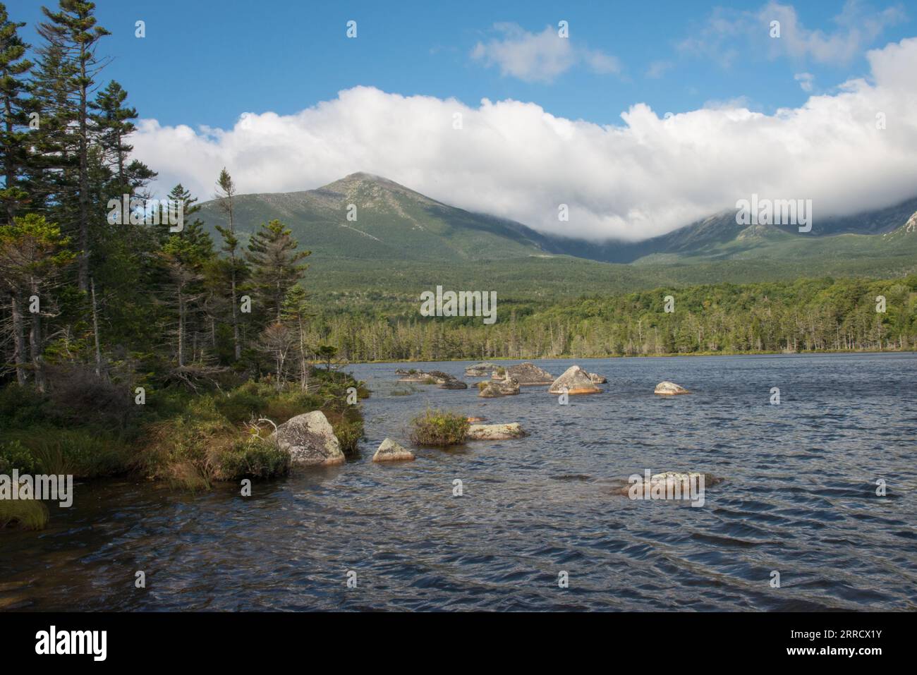 Blick auf Mount Katahdin und Sandy Stream Pond im Baxster State Park, Maine, USA Stockfoto