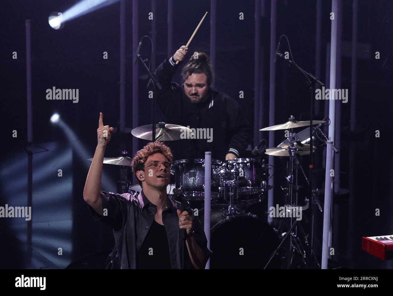 Hamburg, Deutschland. September 2023. Sänger Kamrad (l) spielt das Medley I Believe und Feel Alive mit einer Band auf der Bühne während der Verleihung des Deutschen Rundfunkpreises 2023. Quelle: Christian Charisius/dpa/Alamy Live News Stockfoto